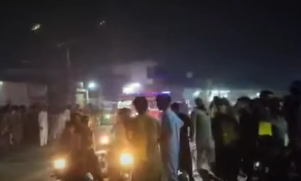 ملتان میں گھر میں آتشزدگی،چھت گرنے سے ماں اور دو بیٹیاں جاں بحق 1 ملتان میں گھر میں آتشزدگی،چھت گرنے سے ماں اور دو بیٹیاں جاں بحق